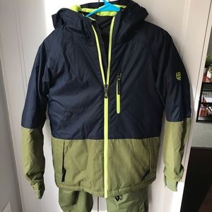 Youth ski jacket 686 + pants, looks great. Size L (12) true to size.